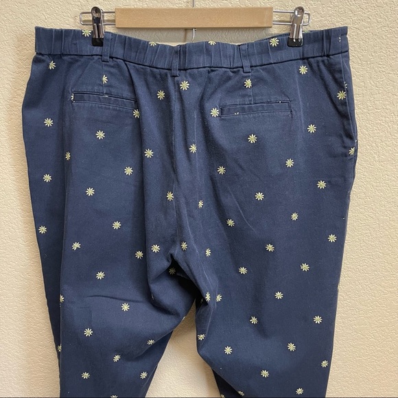 🛍️3/$15🛍️ JM COLLECTION Embroidered Crop Pants size 18 Navy Blue - Picture 5 of 11